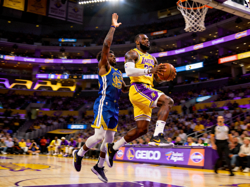 NBA常规赛湖人队与勇士队比赛画面，詹姆斯突破上篮